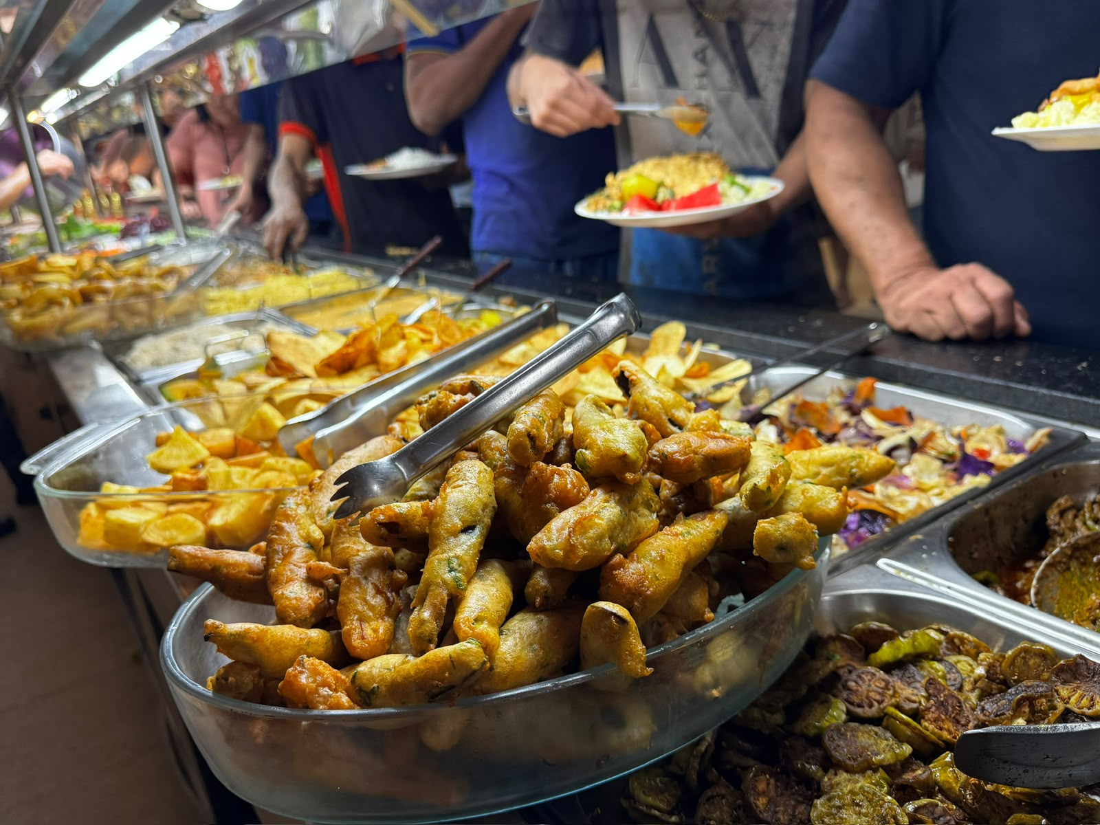Buffet do Dom Ramalho com variedade de pratos e clientes se servindo