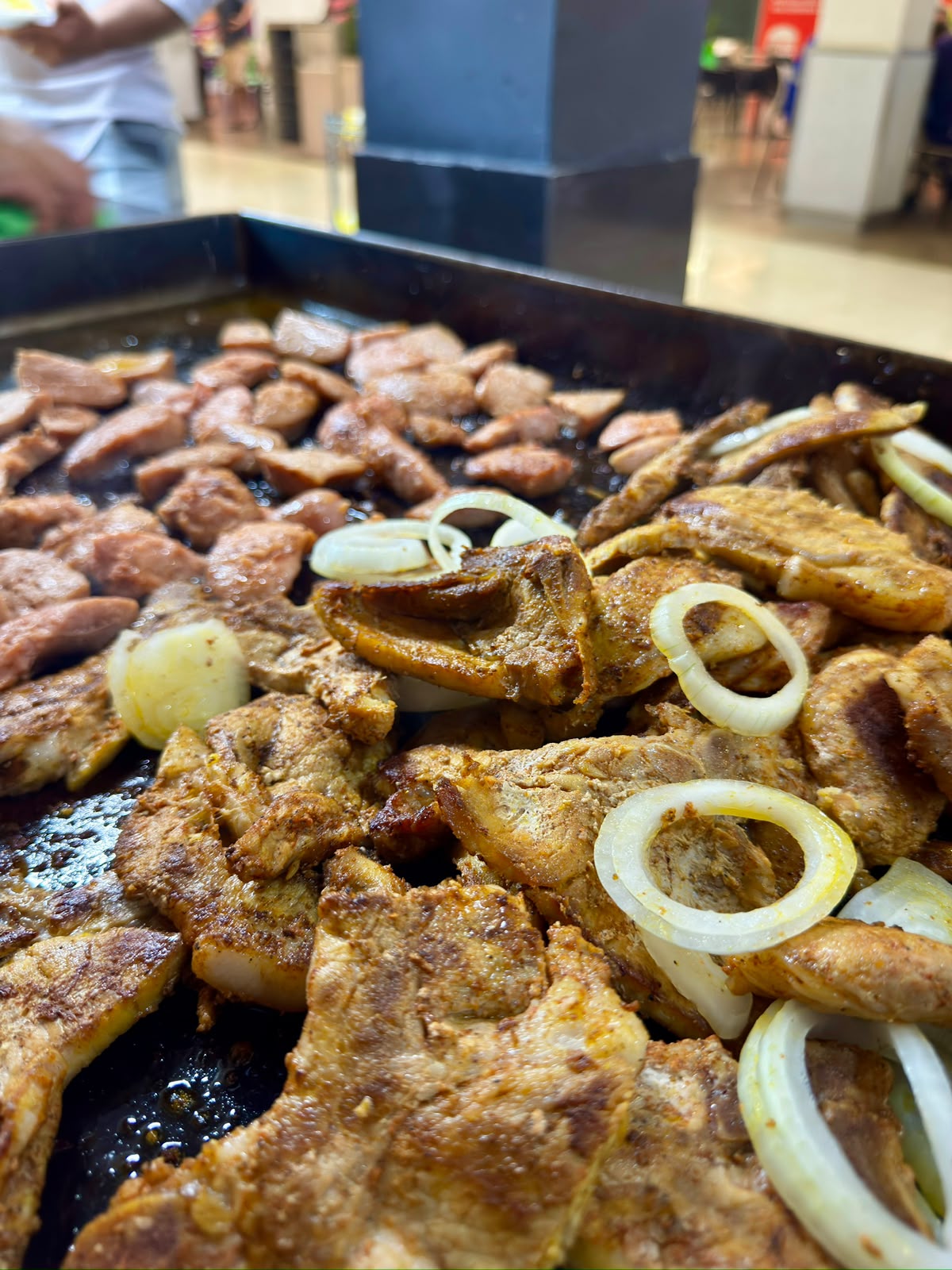 Carnes grelhadas servidas no buffet