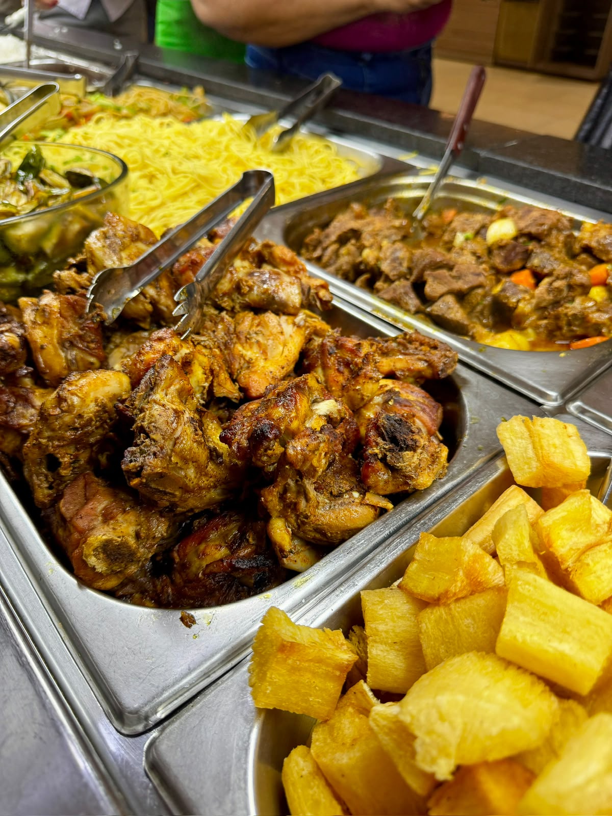 Pratos quentes e comida caseira no buffet do Dom Ramalho